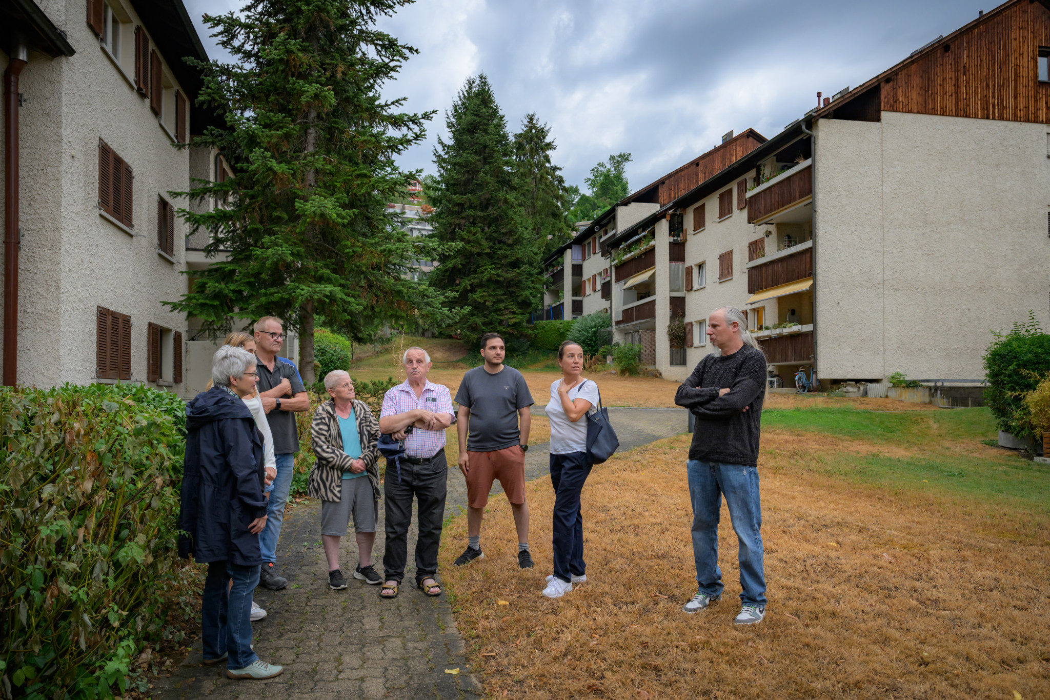 Mieterinnen und Mieter der Erlenstrasse in Richterswil stehen vor ihren Wohnhäusern, die wegen eines Umbaus der Pensionskasse Tellco geräumt werden sollen.