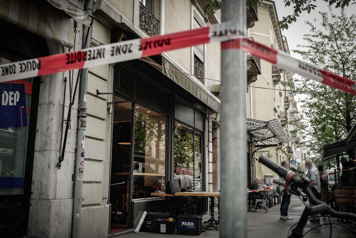 Présence policière à l’Epi Doré, Rue Ecole-de-Médecine à Plainpalais, Genève, liée à l’affaire Hells Angels et Bandidos. Ruban de police visible.