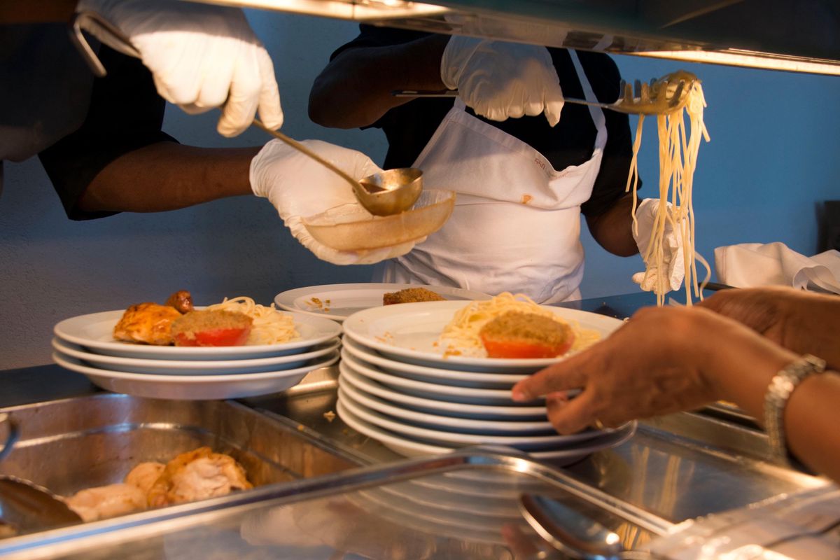 Les aides de cuisine ont des horaires difficiles et travaillent dans des environnements défavorables.