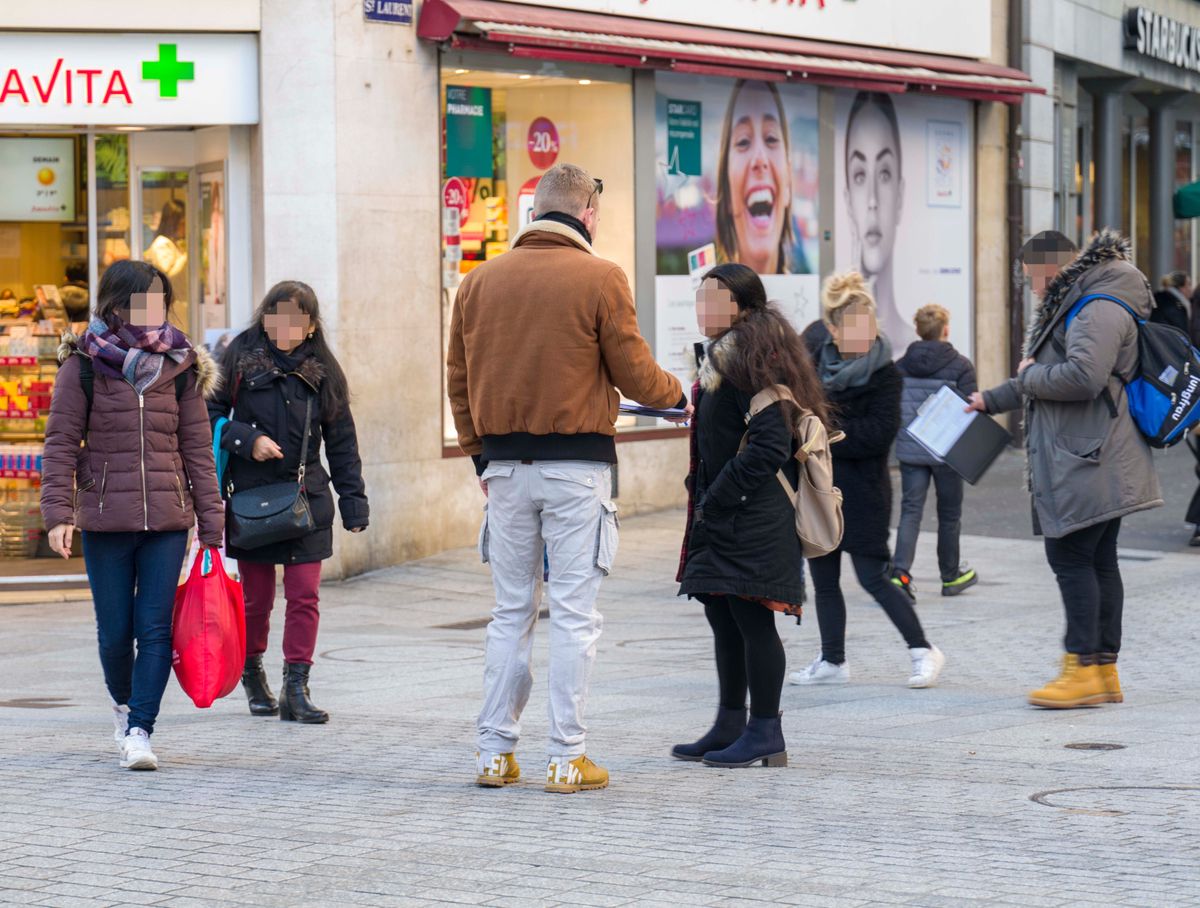 15 01 2020    Lausanne place Saint-Laurent    15.01.20, récolte de signatures au centre de Lausanne pour le référendum lancé contre un congé paternité de deux semaines. Des démarcheurs abordent des passants.    Photo: Patrick Martin/24 heures 
 