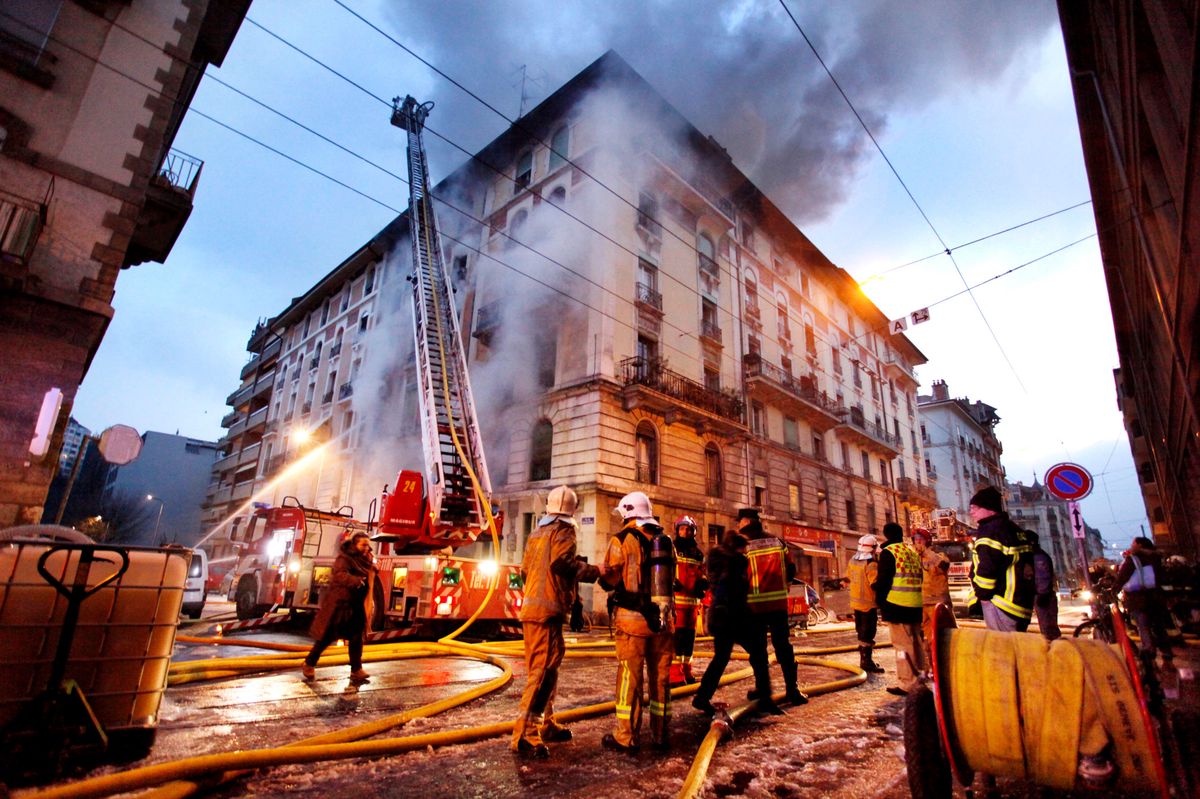 Geneve, le 13 février 2012.
Important incendie à l'angle de la rue de la jonction et de la rue du Quartier Neuf. Au levé du jour les pompier sont toujours à pied d'oeuvre.
©Pierre Albouy