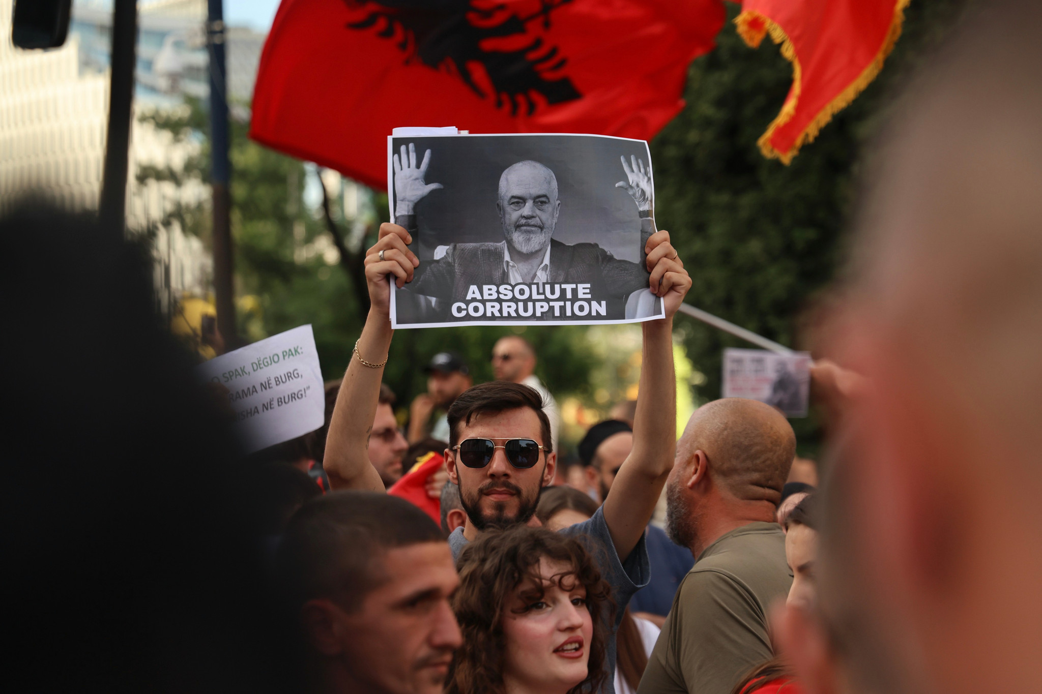 Albaniens Premierminister: Im Minirock gegen die «Flamingo-R
