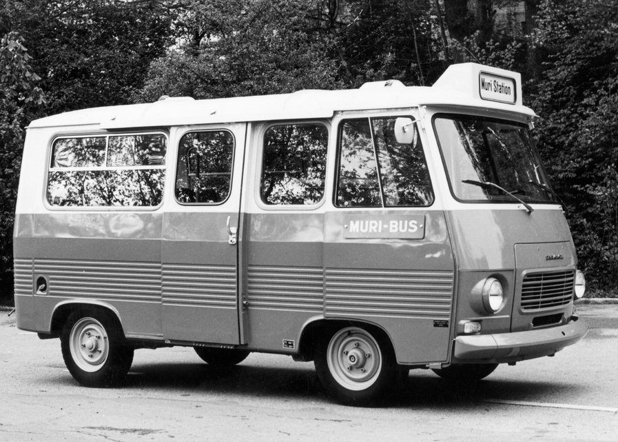 Der Kleinbus fuhr von Muri ins Quartier. 