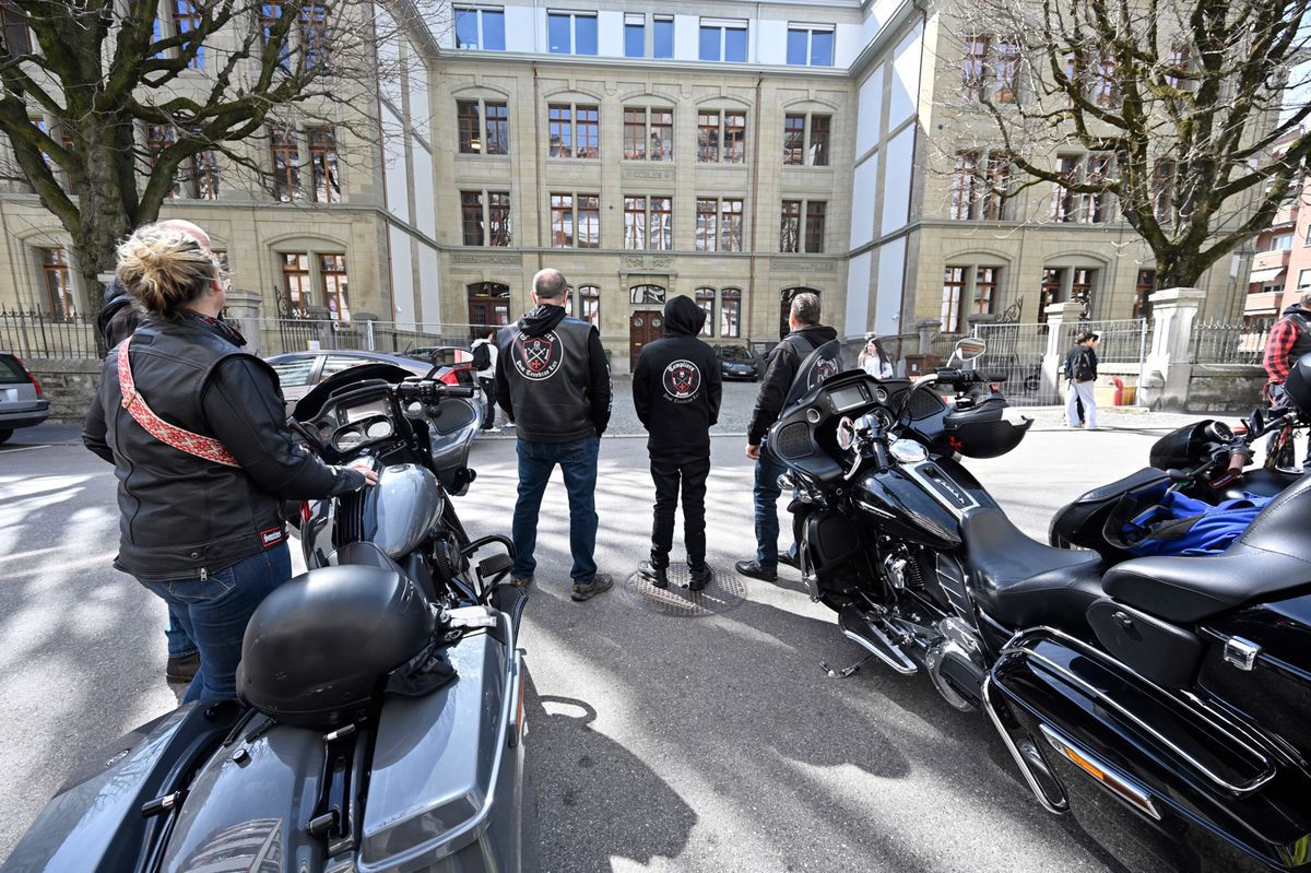 Les Templiers, association de bikers, entourent leur protégé du jour à la sortie de l’école. Le but: autant faire passer un message aux harceleurs que soutenir l’élève en difficulté.