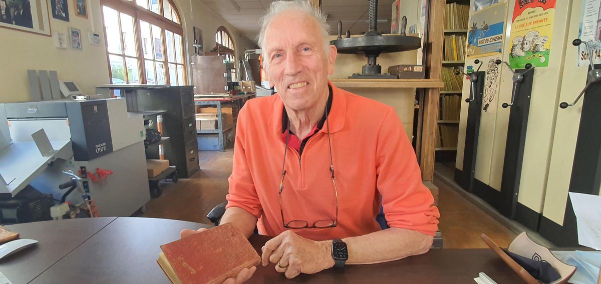 Pierre Chevalier à l’imprimerie des Bergues de Carouge avec le livret de René Aubert en mains.