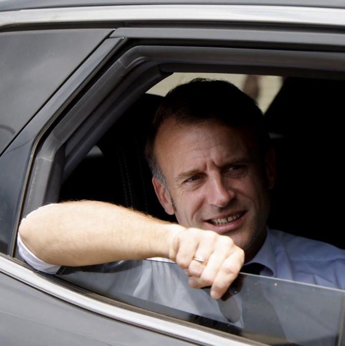 Emmanuel Macron dans une voiture lors de sa visite à Tsingoni, Mayotte, après le cyclone Chido, le 20 décembre 2024.