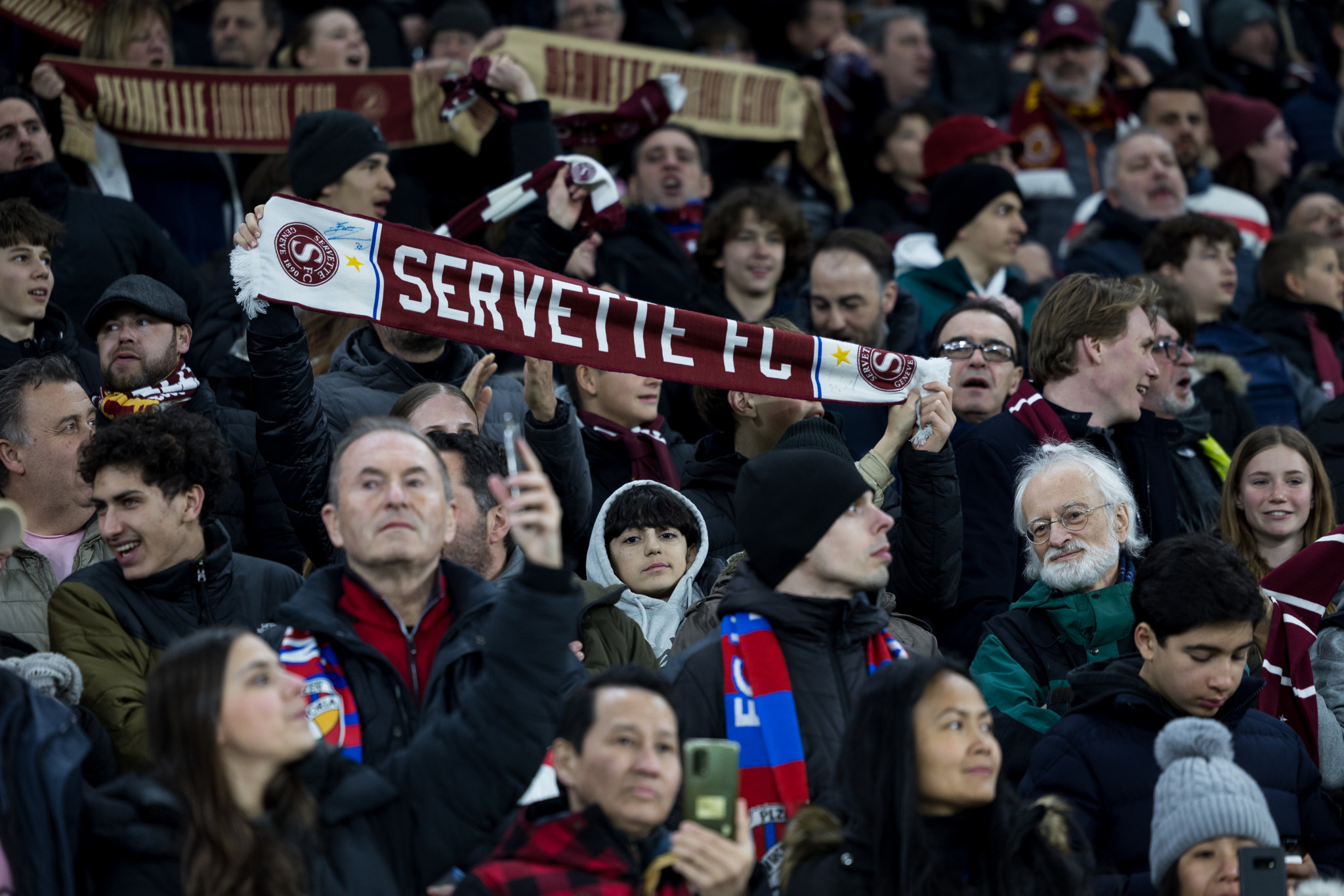Des supporters avec des echarpes, pendant le match de 1/8 de finale de la Conference League de l'UEFA entre le Servette FC et le Viktoria Plzen, le jeudi 7 mars 2024 au Stade de Geneve, a Lancy (Bastien Gallay / GallayPhoto)