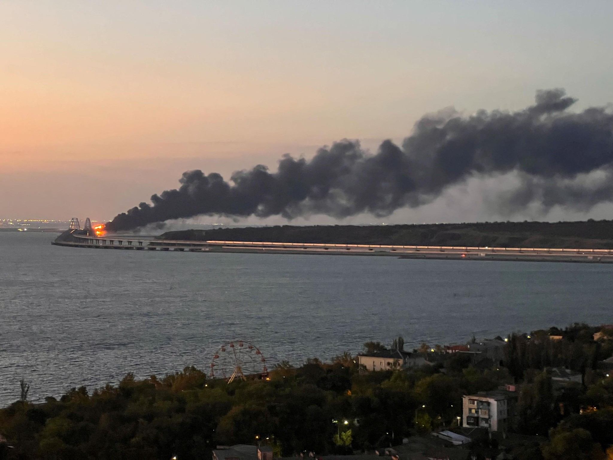 guerre en ukraine  incendie sur le pont de crimee provoque par une