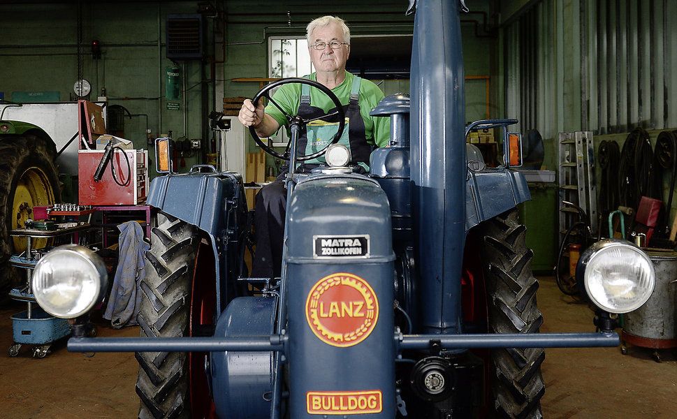 Sammler Peter Gfeller auf einem über 60 Jahre alten Lanz-Bulldog-Traktor.