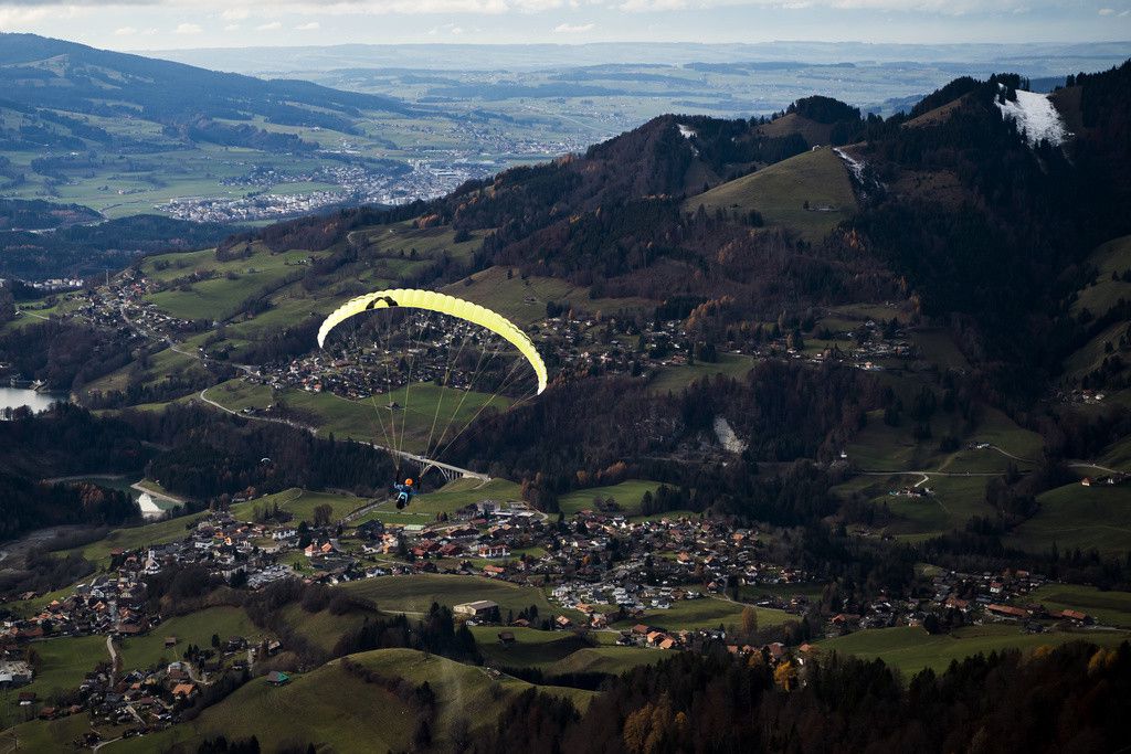 Un parapente decolle du sommet de l'installation RapidoSky des remontees mecaniques de Charmey lors du premier jour d'exploitation ce samedi 1 decembre 2018 a Charmey une station de ski des Prealpes fribourgeoises. (KEYSTONE/Jean-Christophe Bott)