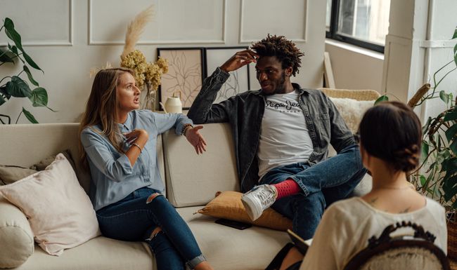 Bei wiederkehrenden Konflikten in der Partnerschaft kann eine Paartherapie helfen. 