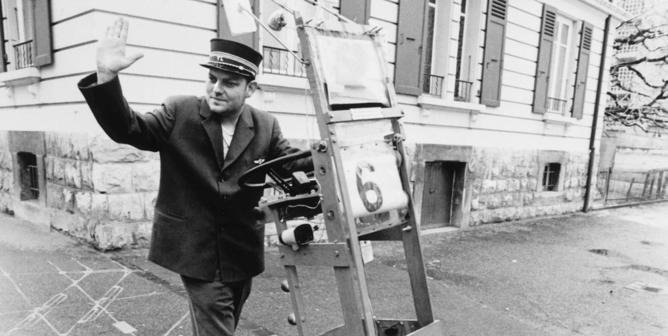 Martial Richoz est l'homme-bus lausannois qui se promène dans les rues de Lausanne avec un caddie transformé en mini-bus, imitant le vrai parcours d'un bus, le son des portes qui se ferment et du bus qui démarre. Le voici au volant d'un de ses 300 trolleybus sur son parcours imaginaire.