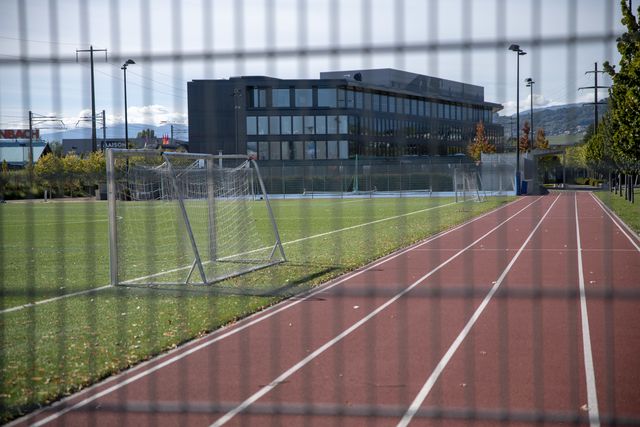 La fermeture abrupte de l'école internationale GEMS a mis les parents dans l'embarras, ainsi que les clubs sportifs de la région qui n'ont plus accès au site.