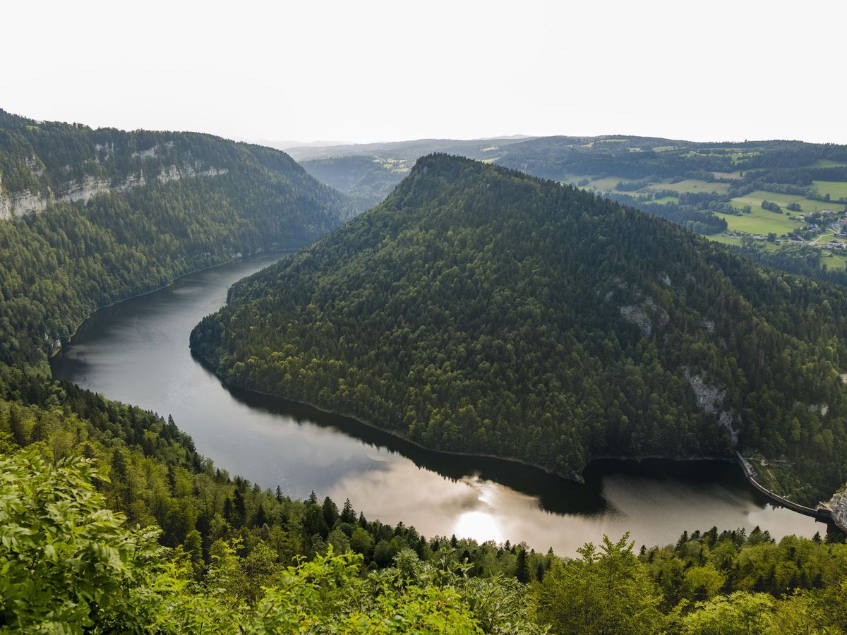 Le panorama depuis la Roche-de-Moron, près de La Chaux-de-Fonds, est saisissante. Le lac de Moron, en contrebas est retenu par le barrage du Châtelot, à droite, qui est haut de plus de 70 mètres.