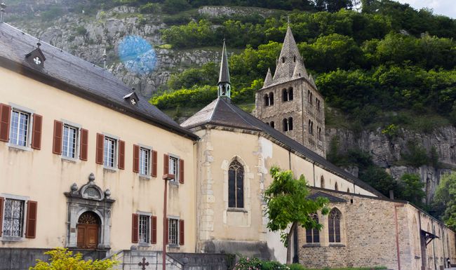 Im Zuge der Ermittlungen begaben sich der Generalstaatsanwalt und die Kantonspolizei am Mittwochabend und am Donnerstag in die Abtei von St-Maurice.