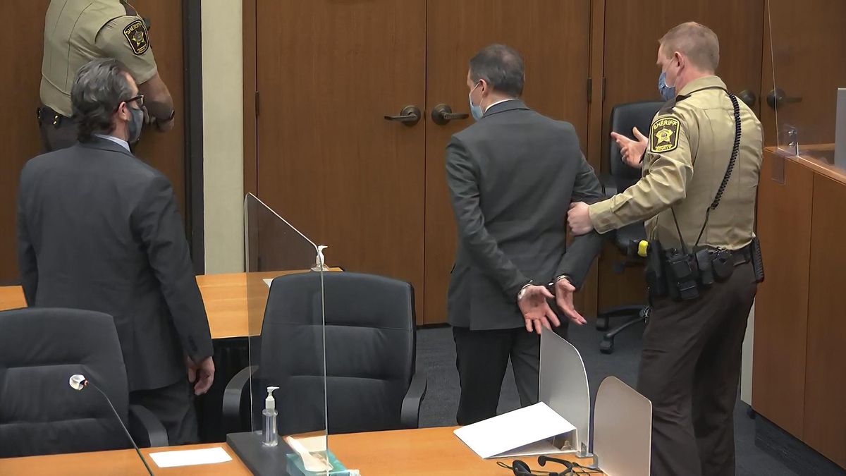 Derek Chauvin emmené par un officier de police sous les yeux se son avocat Eric Nelson (à gauche). L’ancien agent a été reconnu coupable mardi du meurtre de George Floyd. 