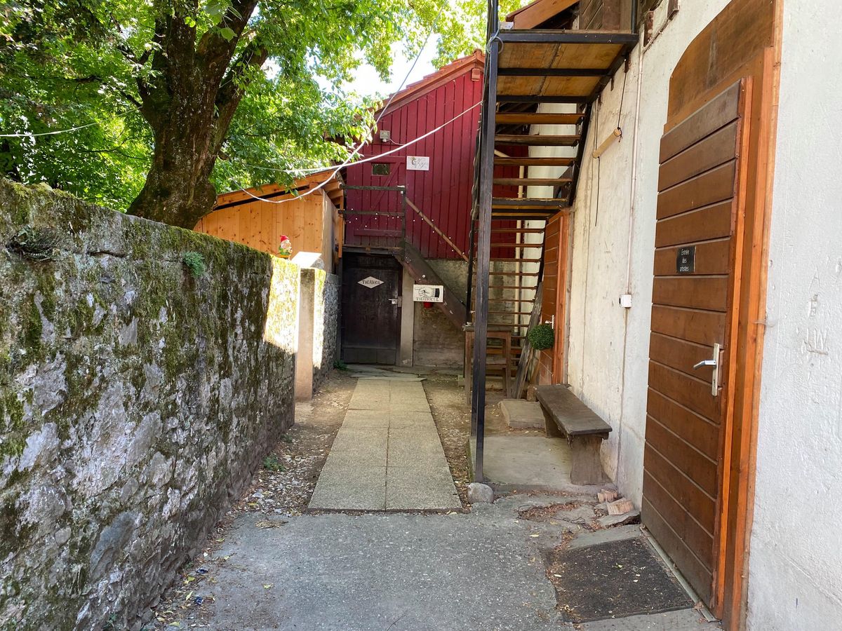 Au bout d’un étroit couloir bucolique, au 64 rue de Genève, s’ouvre le charmant Théâtricul de 50 places.