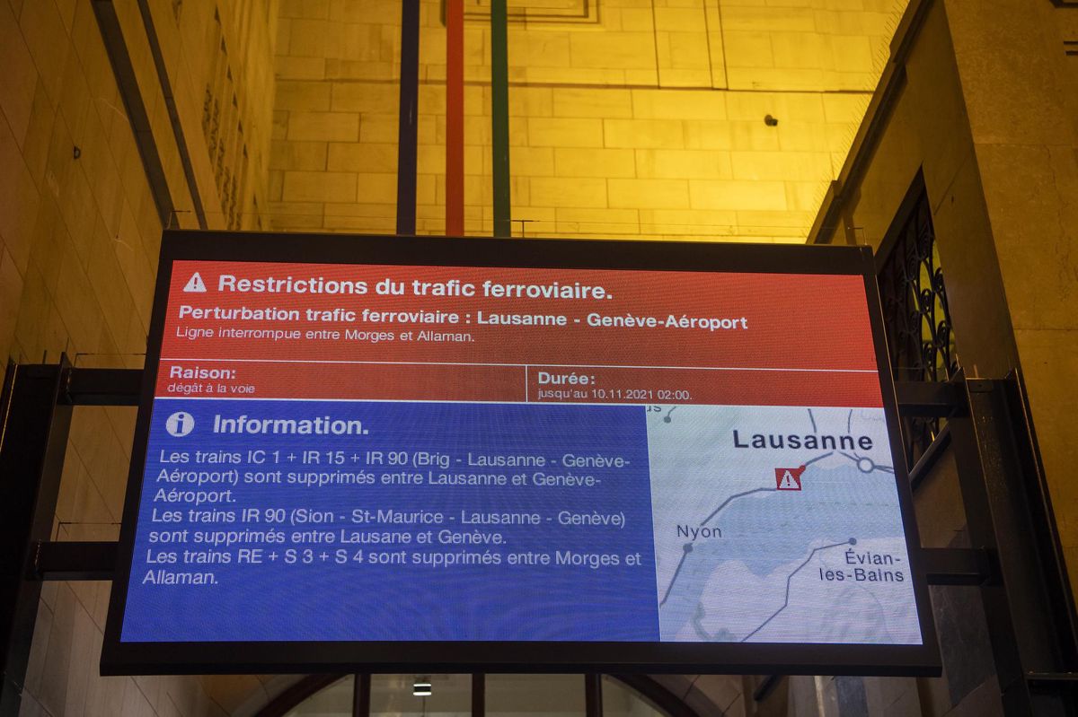 Un panneau avec les horaires des trains CFF en gare de Lausanne le mardi 9 novembre 2021. La ligne CFF entre Lausanne et Genève est interrompue mardi soir à la hauteur de Tolochenaz à la suite d’un affaissement en bordure de voie.