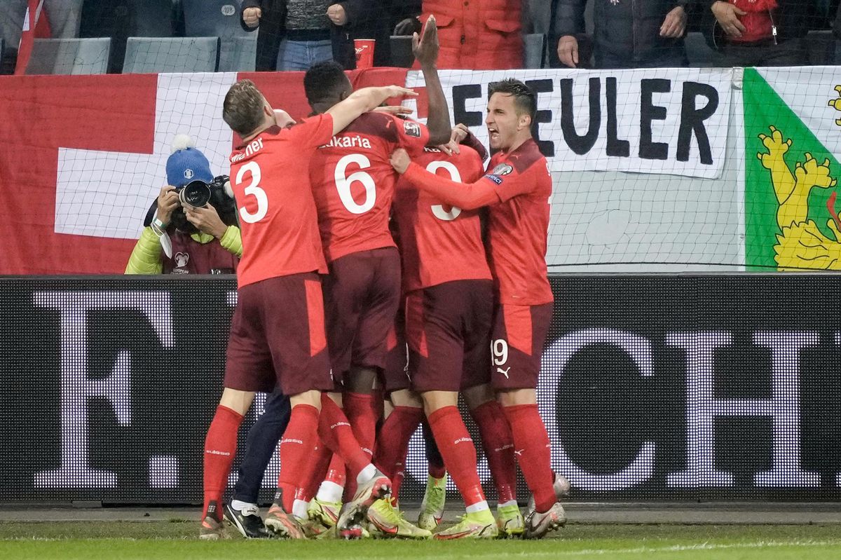 14.11.2021; Luzern; Fussball Nationalmannschaft - WM-Qualifikation - Schweiz - Bulgarien - Abschlusstraining;Trainer Murat Yakin mit Kevin Mbabu (SUI) und Mario Gavranovic (SUI)(Toto Marti/Blick/freshfocus) --------------------------------------------------------------------- ACHTUNG REDAKTIONEN: KEINE ABONNEMENTS, ES GELTEN DIE PREISEMPFEHLUNGEN DES SAB - MANDATORY CREDIT, EDITORIAL USE ONLY, NO SALES, NO ARCHIVES ---------------------------------------------------------------------