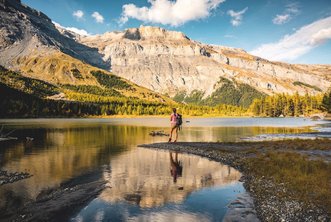 Reference: STH0044621Schweiz. ganz natuerlich.Wanderin geniesst die Herbststimmung am Lac de Derborence.                                                                                                                                                                      Switzerland. get natural.Hiker enjoy the autumn atmosphere at the Lac de Derborence. Suisse. tout naturellement.La randonneuse apprecient l'ambiance automnale au lac de Derborence.Copyright by: Switzerland Tourism - By-Line: swiss-image.ch/Jan Geerk