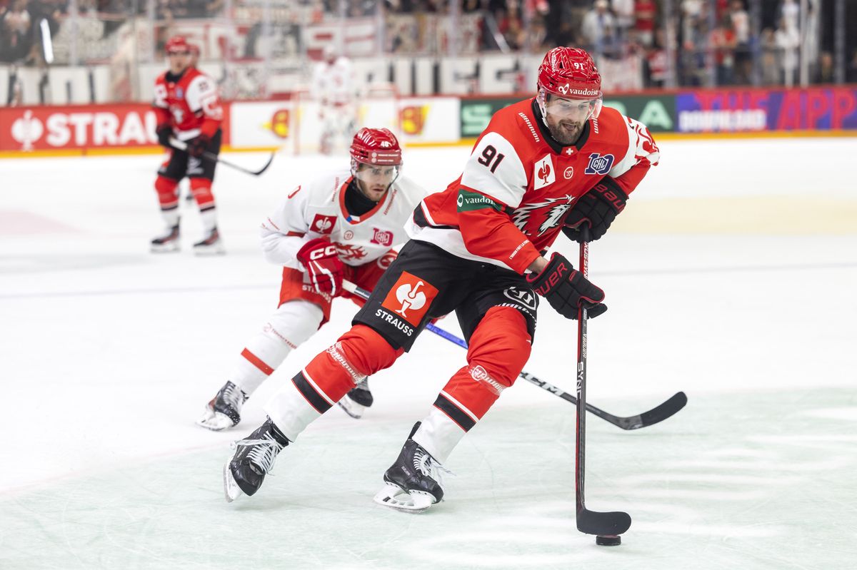 Milos Romain d'Ocelari Trinec et Fabian Heldner de Lausanne HC se disputent le palet lors de la Ligue des champions de hockey à la Vaudoise Arena, Lausanne, Suisse, le vendredi 6 septembre 2024.