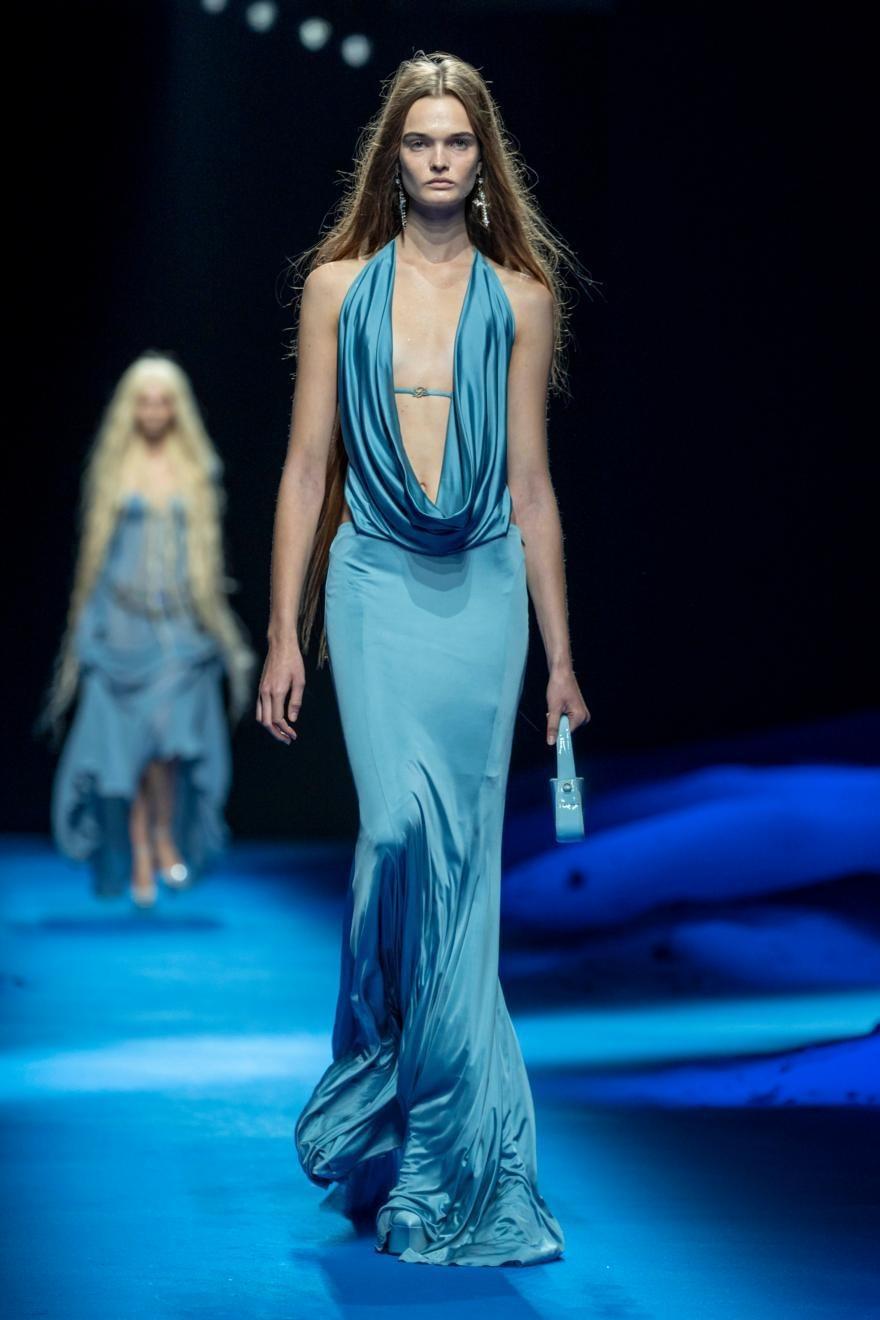 Jusqu’au nombril Le décolleté en cascade fait son grand retour L