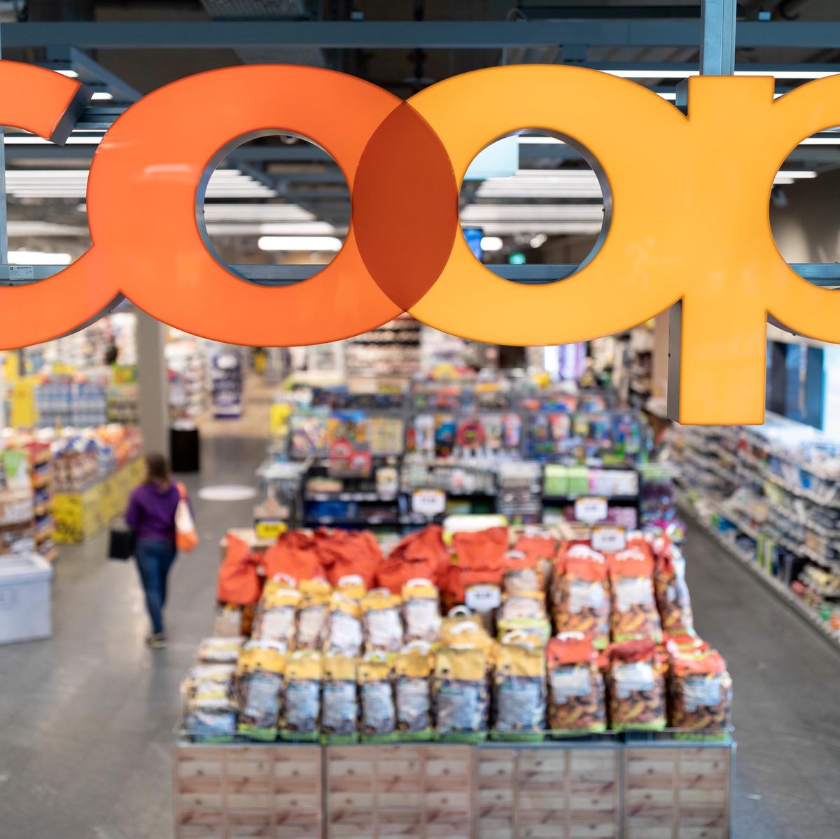 Intérieur du nouveau magasin Coop à Seewen SZ avec le logo Coop en grande taille, photographié le 15 mai 2018.