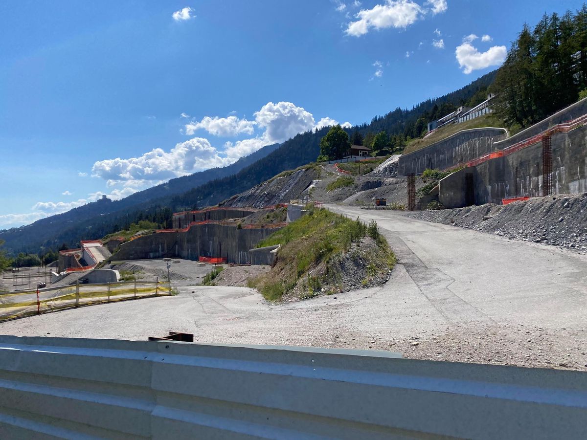 A l’arrêt, le chantier est à l’état d’une plaie de 15 hectares. Plus rien n’a bougé depuis 2017.