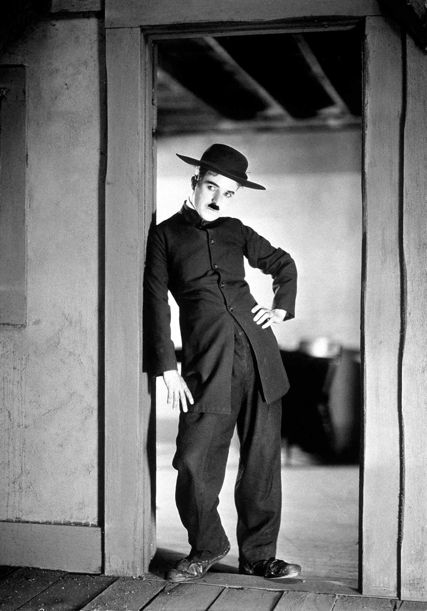 Charlie Chaplin in seiner Rolle in ’The Pilgrim’, posiert um 1922 in einem Filmbühnenbild in Hollywood.