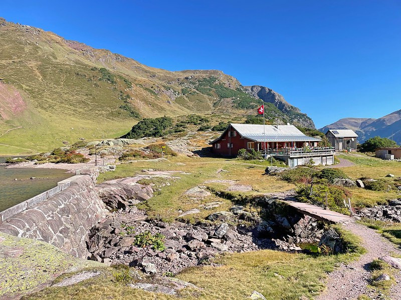 Hier kehrt doch jeder und jede gern ein: die Murgseehütte. Links die Staumauer des Oberen Murgsees.