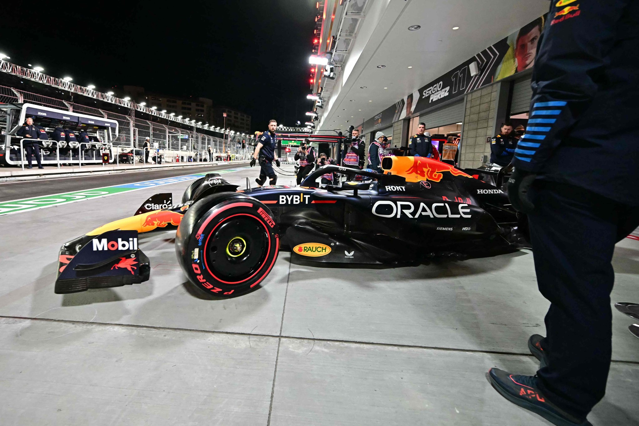 Red Bull Racing Auto von Max Verstappen wird während des zweiten Trainings für den Las Vegas Formel 1 Grand Prix in die Garage geschoben.