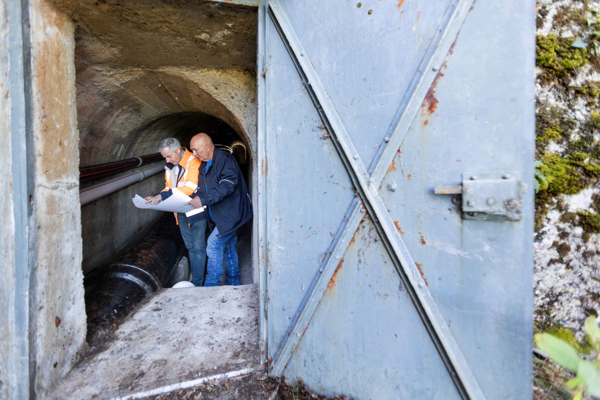 Chardonne, le 13 octobre 2023. Galerie et conduite d'eau de la ville de Lausanne. En fonte et datant de 1901, le réseau entre montreux et lausanne va être refait. Pierre-Antoine Hildbrand (municipal) et Pascal Jaquier (adjoint chef de réseau Sources et COnduites ) (24heures/Odile Meylan)