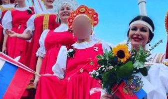 Als einzige der Gruppe trug die Russin L.M.* eine «Z»-Brosche an ihrer Tracht beim ESAF-Festumzug. Entgegen der Beteuerungen des Russischen Vereins soll dies in politischer Absicht geschehen sein. 