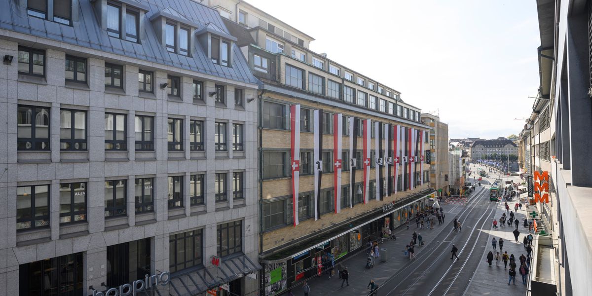 Basel: Man robs shop in Greifengasse with knife