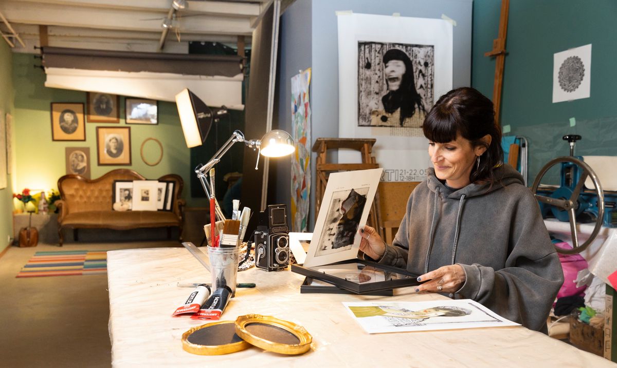 Lutry , le 29 avril  2024. Delphine Broggio artiste, photographe  dans son atelier de la rue Friporte. Elle ouvira les portes de son atelier pour Aperti .   (24heures/Odile Meylan) 