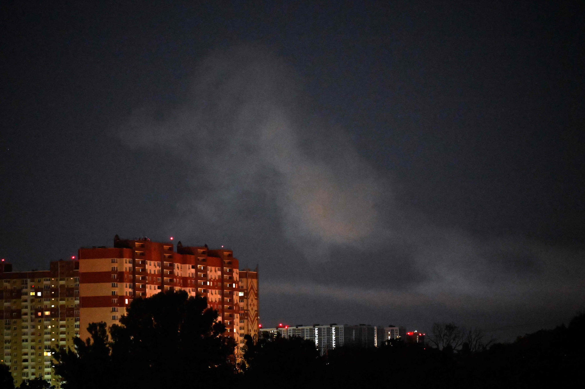 Guerre en Ukraine: Kiev frappée par des missiles balistiques après l’alerte de Zelensky