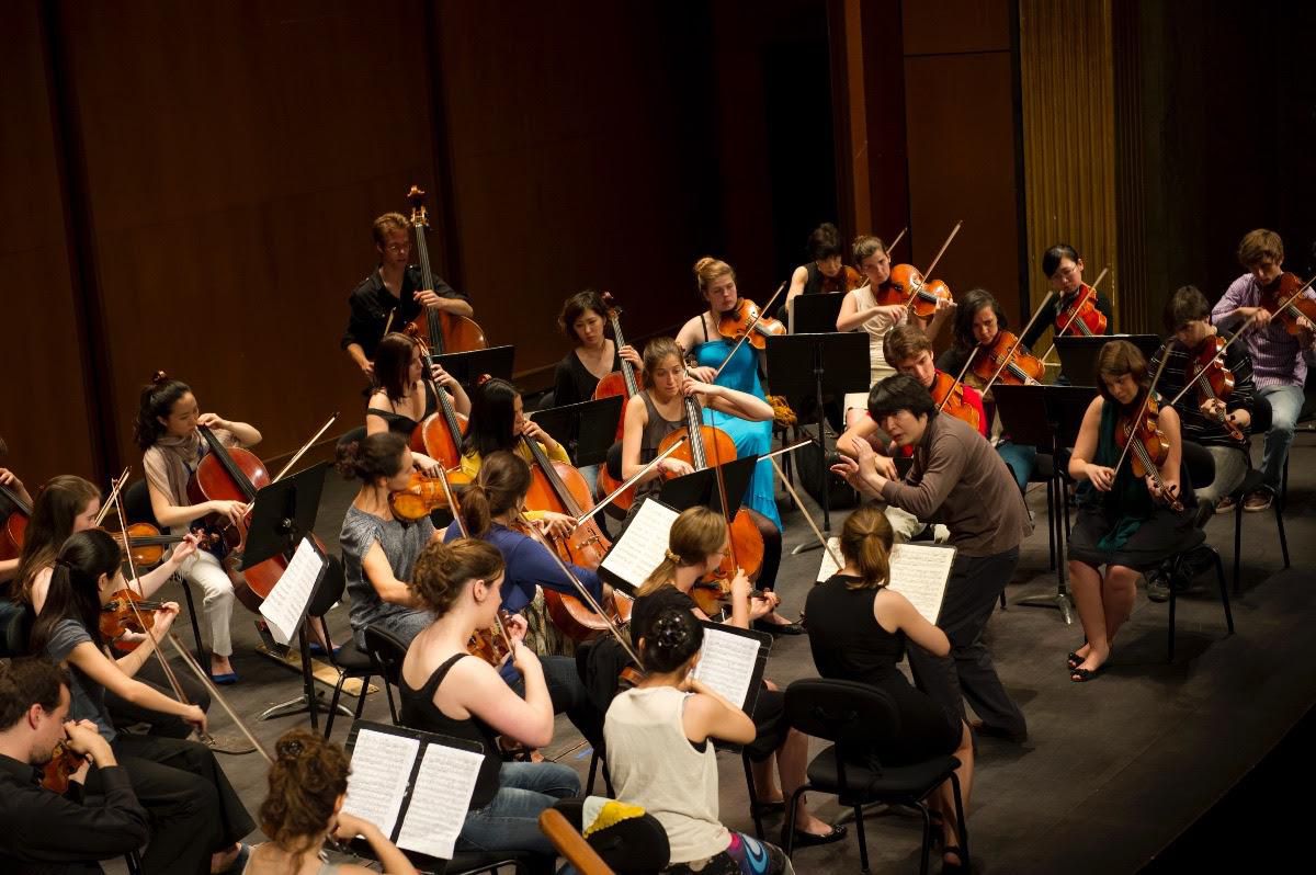 Les quatuors à cordes réunis forment un petit orchestre, dirigé ici par Kazuki Yamada, en l’absence de Seiji Ozawa.