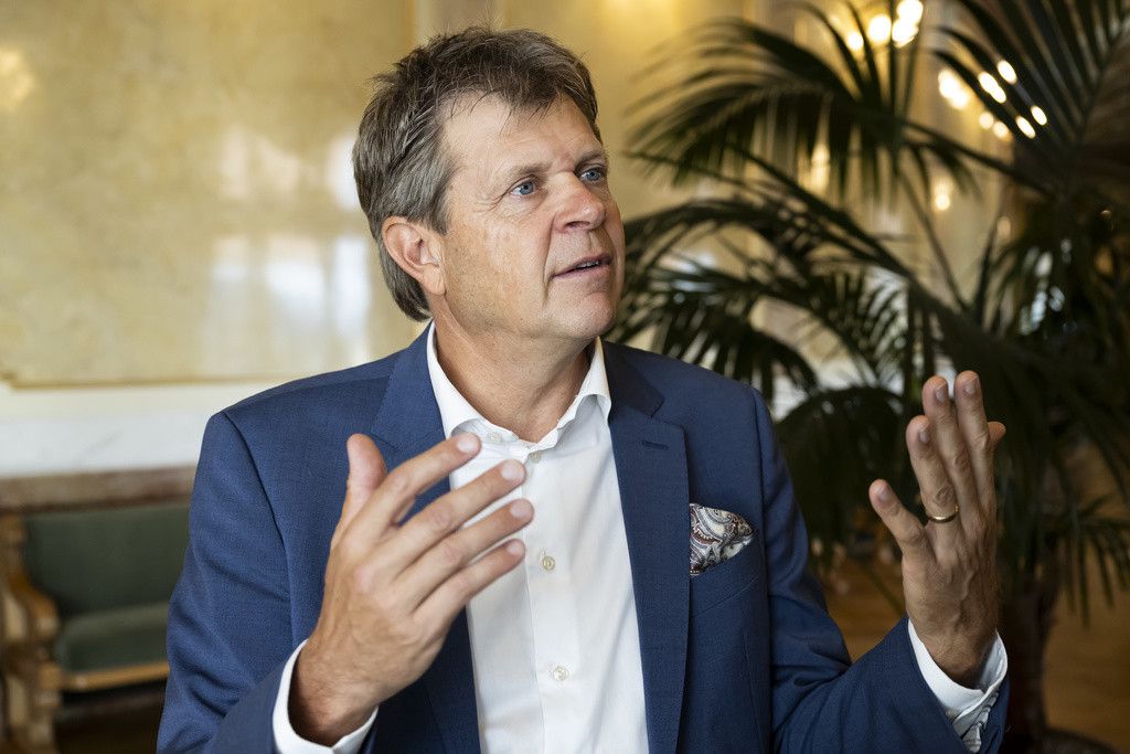 Juerg Grossen, Parteipraesident der GLP Schweiz und Nationalrat GLP-BE, spricht mit einem Journalisten, in der Wandelhalle des Nationalrats, am Wahltag der Eidgenoessischen Parlamentswahlen, am Sonntag, 22. Oktober 2023, im Bundeshaus, in Bern. Die Schweizer Buergerinnen und Buerger waehlen das Bundesparlament mit den beiden Kammern Nationalrat und Staenderat. (KEYSTONE/Anthony Anex)