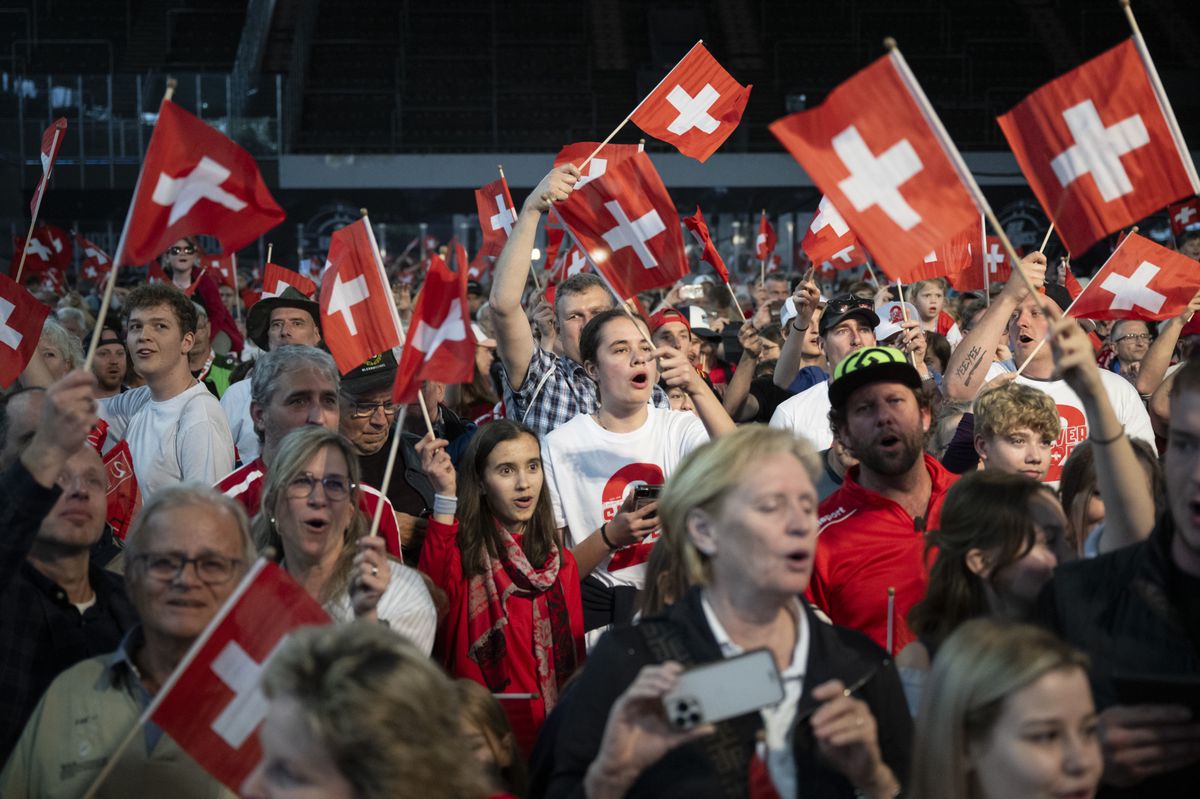 Fans jubeln den Spieler der Schweizer Eishockey-Nationalmannschaft bei der Ankunft in der Stimo Arena anlaesslich der Medaillenfeier zu, aufgenommen am Montag, 27. Mai 2024 in Kloten. (KEYSTONE/Ennio Leanza)