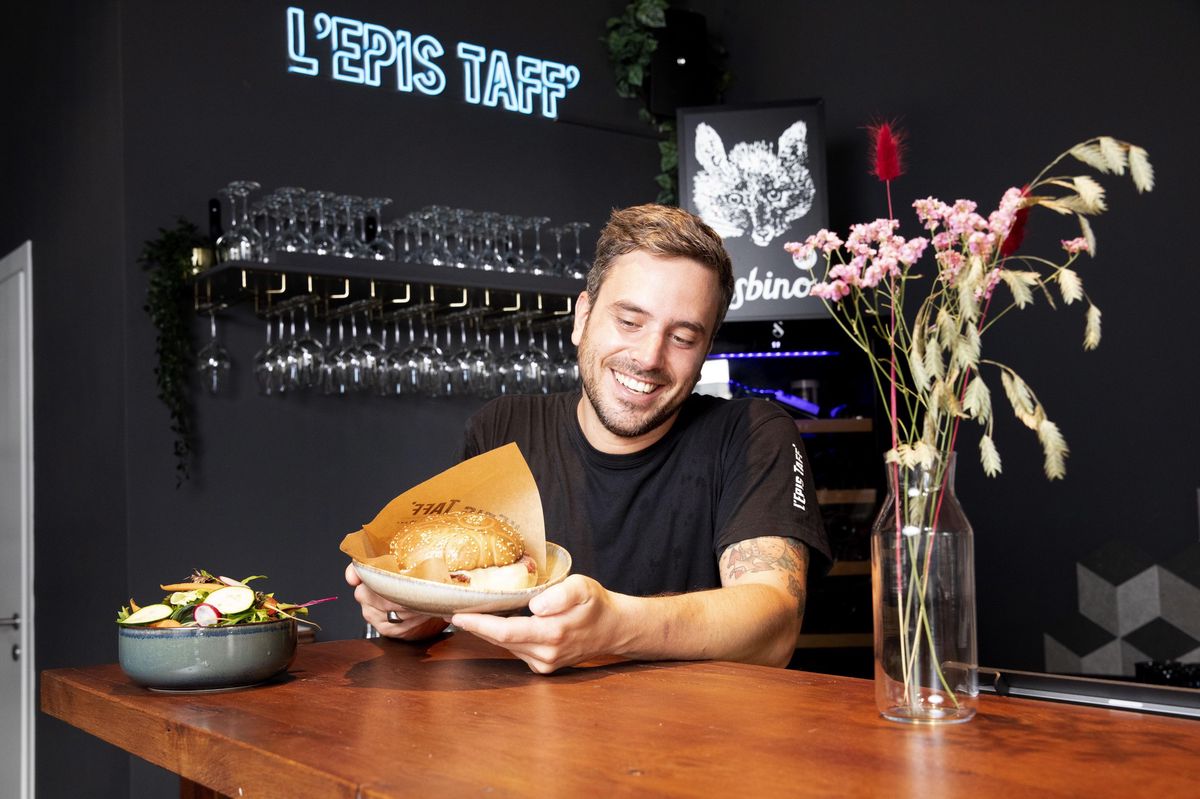 Etagnières,  le 5 aout 2022. L'EPis Taff' sert des hamburger tartare raclette dans leur bistrot mais aussi dans leur foodtruck aux festivals.   Romée Morosin.  (Odile Meylan/24HEURES)