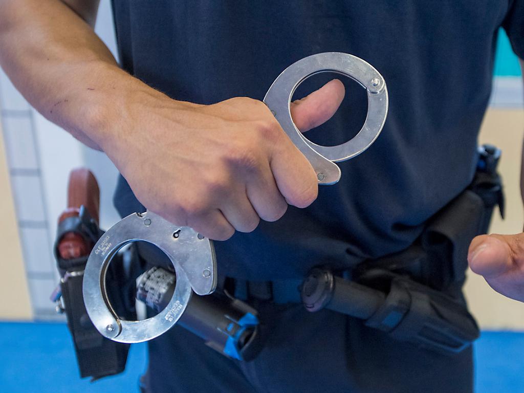 Verhaftet: Die Kantonspolizei Zürich hat am Sonntag am Flughafen einen Mann festgenommen, in dessen Gepäck vier Kilogramm Kokain gefunden wurden. (Symbolbild)