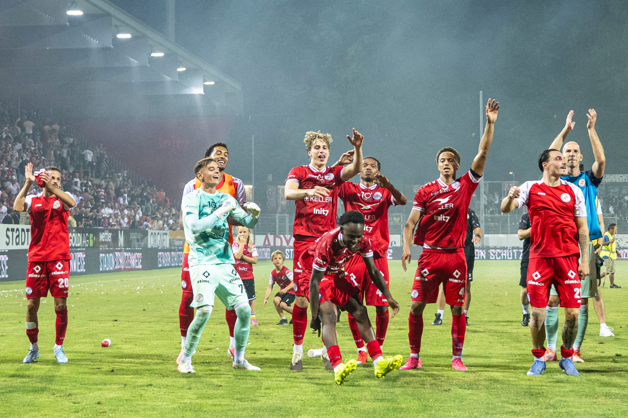 FC Winterthur Spieler jubeln in roten Trikots nach dem Sieg gegen FC Wil in der Challenge League, 07.08.2026.