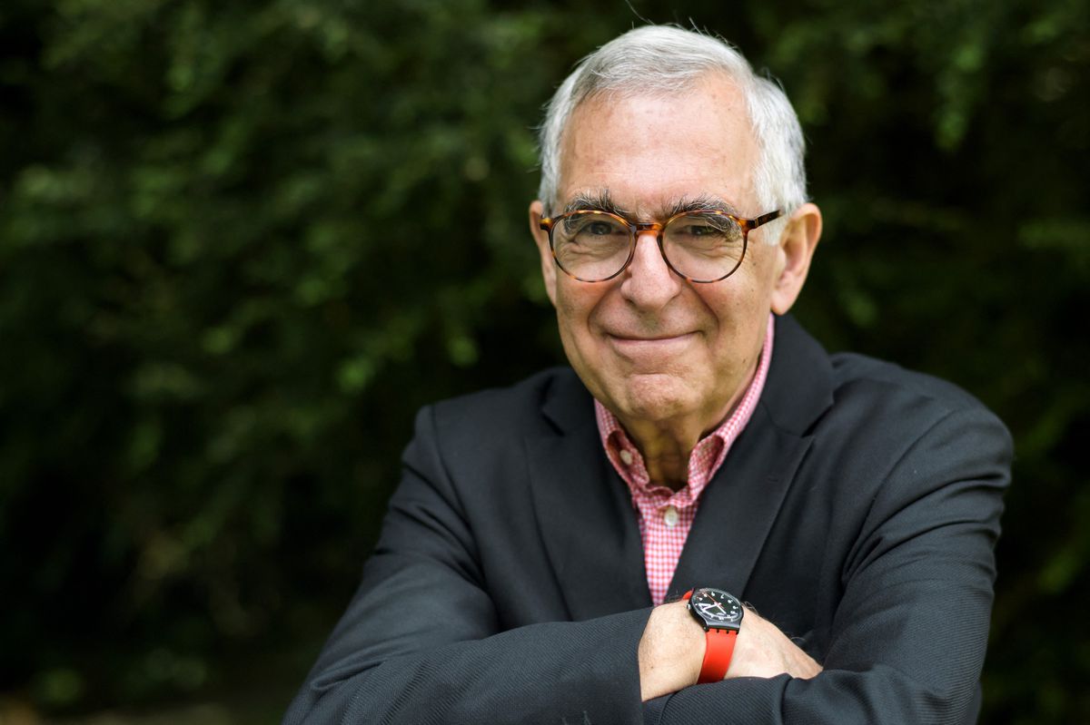 French-speaking Swiss writer Metin Arditi poses at his home in Geneva on June 14, 2017. Swiss novelist Metin Arditi has received the Mediterranean prize, a French literary award, for his book "The Child Who Measured the World", telling the story of Yannis, an autistic child and genius of mathematics in a Greek island devastated by the current economic crisis. (Photo by Fabrice COFFRINI / AFP)