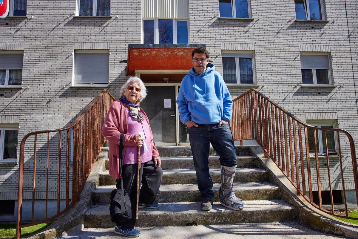 Jeanine et David sont locataires à la rue du Bois-Noir, à La Chaux-de-Fonds; leur immeuble et d’autres sont devenus «inhabitables». 