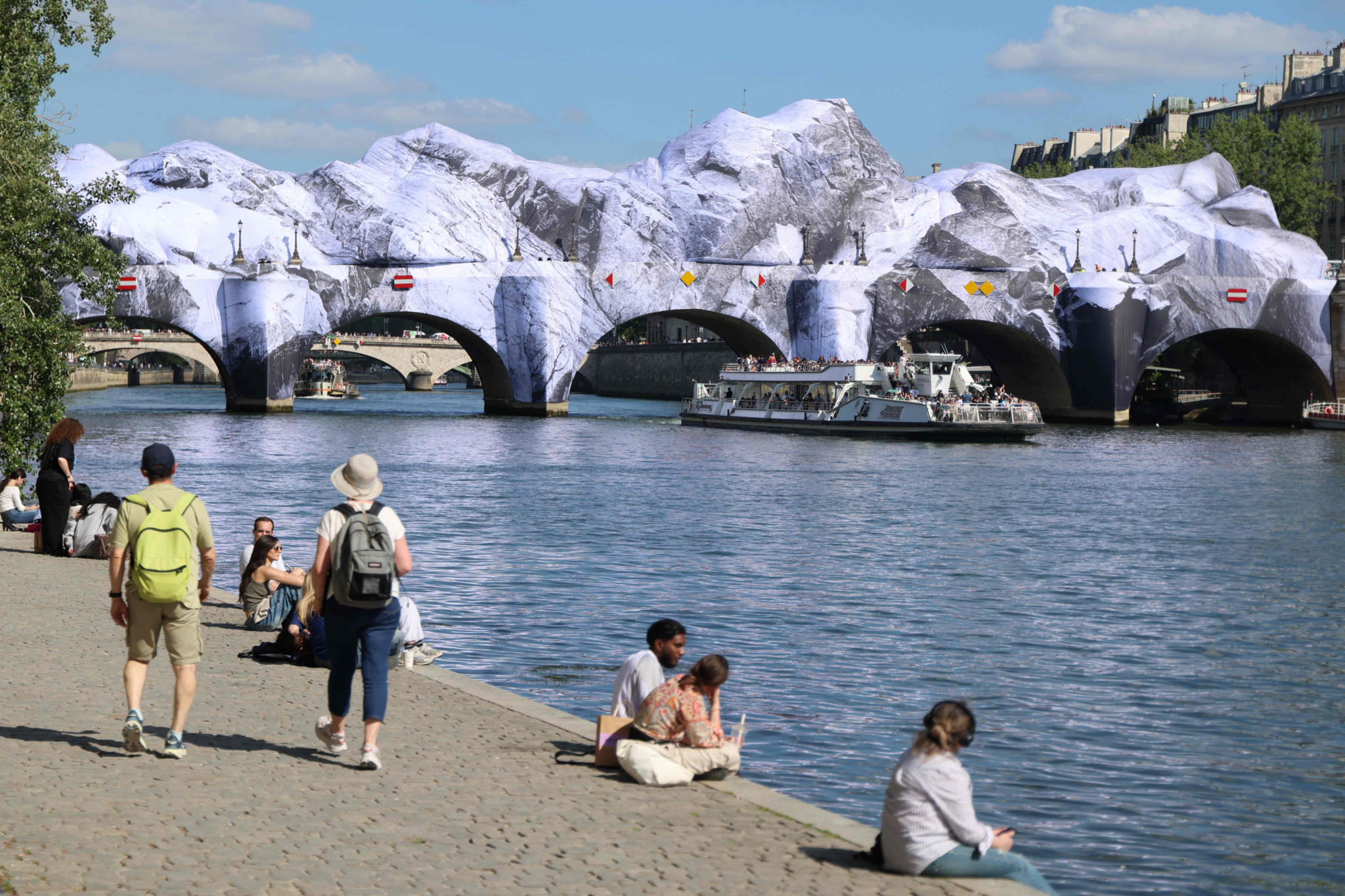 Événement artistique: JR crée une architecture monumentale et éphémère au milieu de Paris