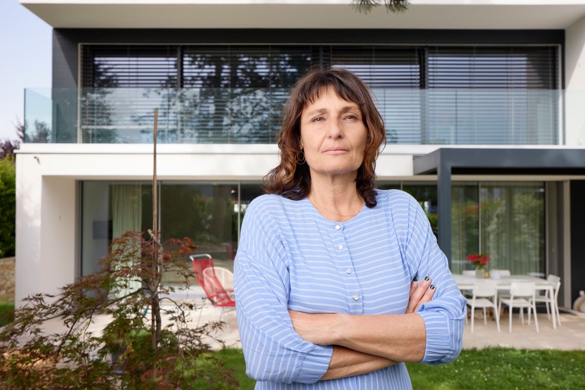 Veyrier, le 28 juin 2024. Maja B. devant sa villa avec le chantier de laquelle elle a eu beaucoup de problèmes. Illustration sur les scandales des rétro commissions chez les promoteurs.     Photo Yvain Genevay / Le Matin Dimanche