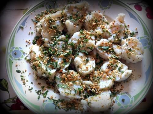 Assiette de crevettes garnies de fines herbes et épices.