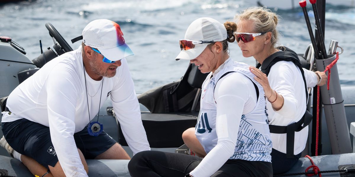 07.08.2024; ; Marseille; Jeux olympiques 2024; Voile ILCA6 Medal Race femmes; La terrible deception de Maud Jayet qui s’effondre juste apres l arrivee dans les bras de sa preparatrice mentale Maayke Van der Pluijm et de son entraineur Mikael Lundh
(Photo Jean-Guy Python