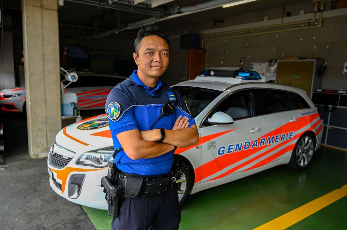 À 36 ans, l’appointé Prem a rejoint la police cantonale vaudoise il y a huit ans. Il travaille au poste de gendarmerie de la gare de Lausanne. «Mes parents sont Thaïlandais. Je suis arrivé en Suisse avec ma mère à 10 ans. Je suis menuisier de formation et l’envie d’être gendarme m’est venue plus tard, car je voulais me sentir utile et il était primordial de pouvoir aider les gens. J’ai obtenu ma naturalisation lorsque j’étais adulte, bien avant mon école de police. Au début, je travaillais en civil et je passais inaperçu en filature. Il arrivait même que des suspects viennent me demander des conseils. Je me rends parfois en Thaïlande, car j’y ai de la famille, mais je me sens d’ici car j’ai grandi ici. Comme gendarme, j’ai eu affaire deux fois à des Thaïlandais. Je me souviens d’un incendie dans le logement d’une Thaïlandaise qui parlait peu français. Elle était très stressée et le fait que je parle sa langue a fait descendre son stress. J’ai été insulté une seule fois sur mon origine, mais par une personne qui était déjà opposée à l’uniforme.»