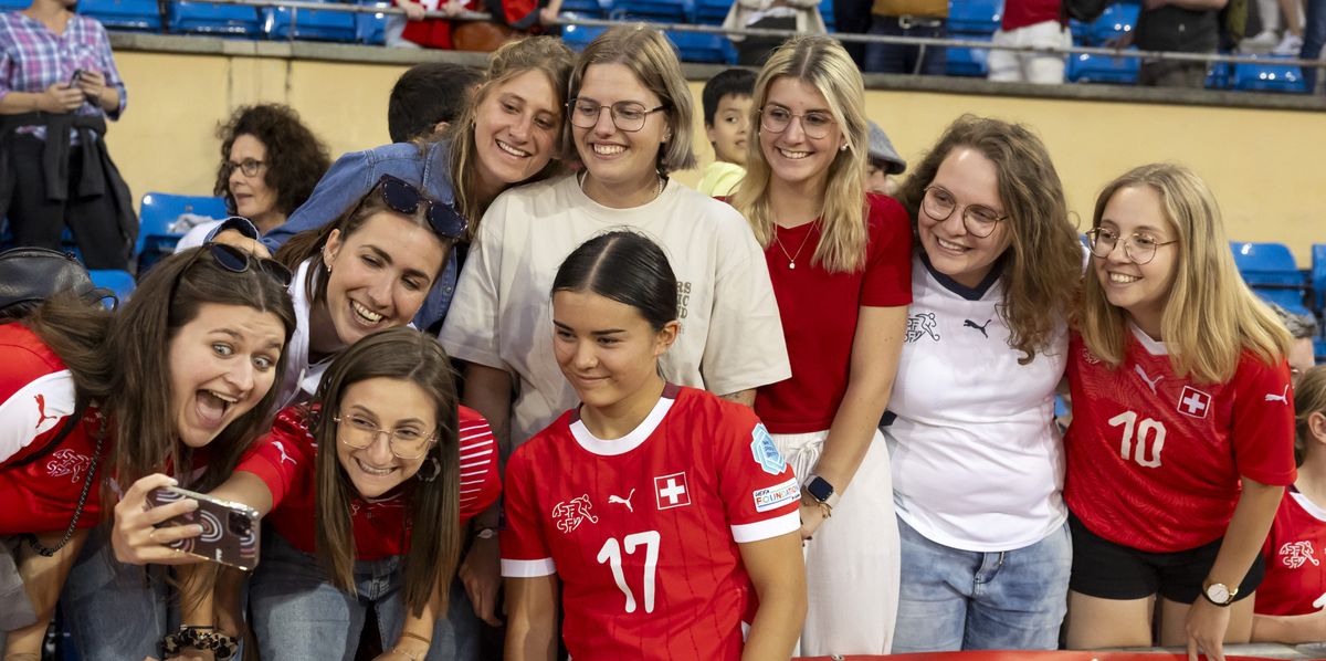 Naomi Luyet, milieu de terrain suisse portant le maillot numéro 17, pose pour un selfie avec des supporters lors du match de qualification de l'UEFA Women's European Qualifiers League B entre la Suisse et l'Azerbaïdjan au stade olympique de la Pontaise à Lausanne, Suisse.